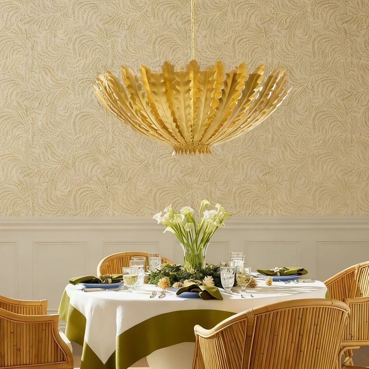 Candeeiro de lustre luxuoso Lumuira com acabamento dourado e folhas de acanto