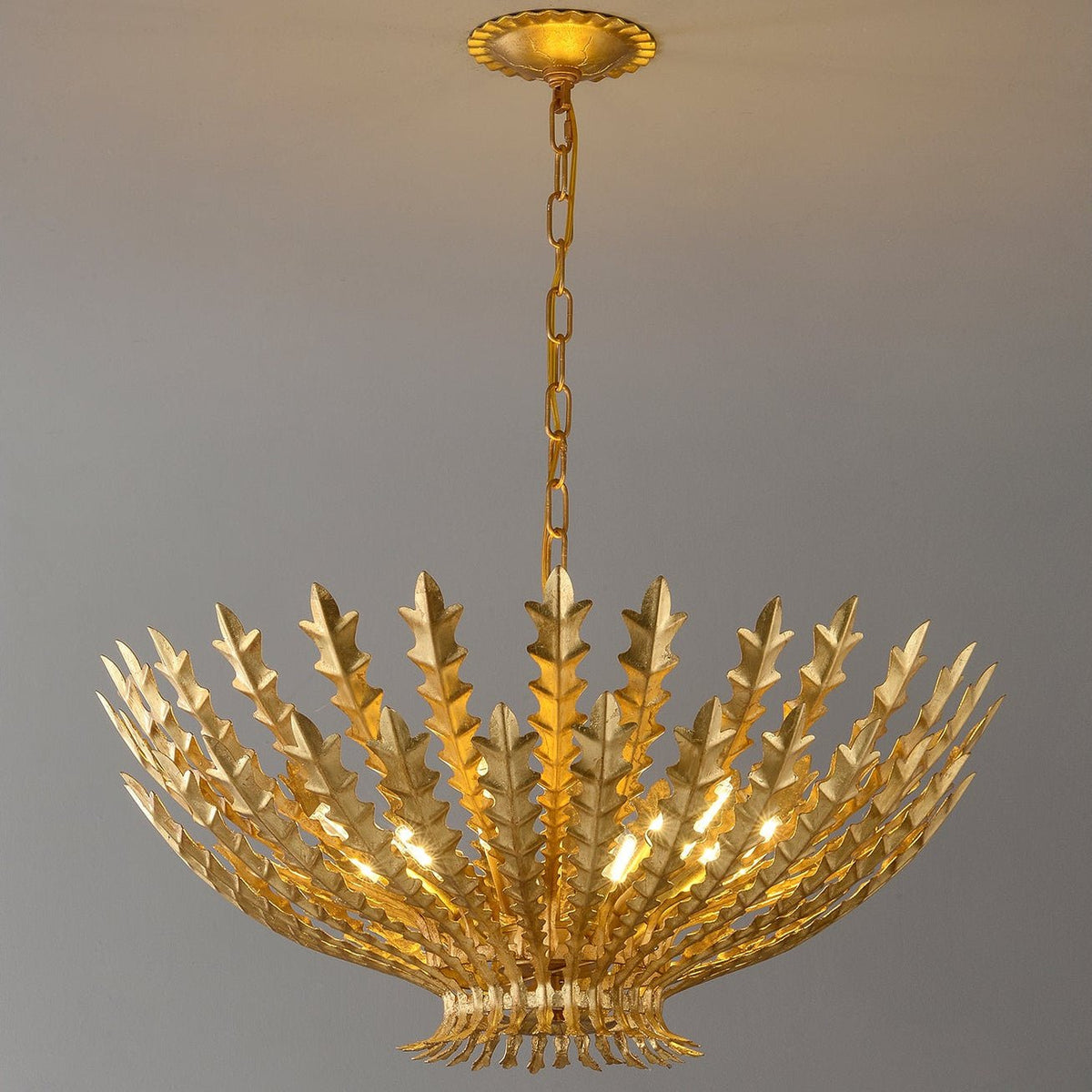 Candeeiro de lustre luxuoso Lumuira com acabamento dourado e folhas de acanto