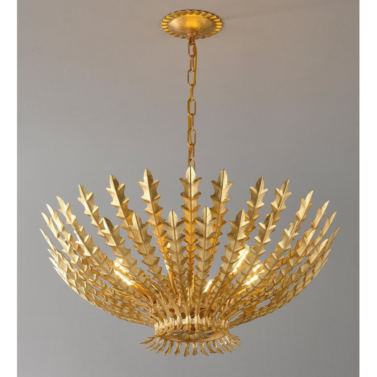 Candeeiro de lustre luxuoso Lumuira com acabamento dourado e folhas de acanto