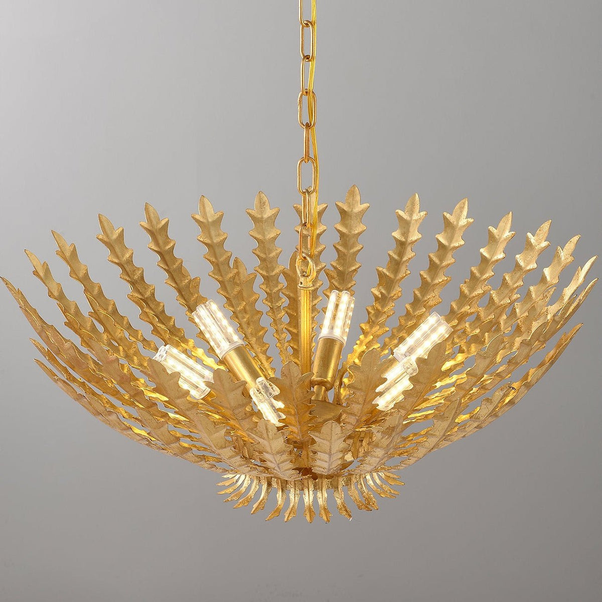 Candeeiro de lustre luxuoso Lumuira com acabamento dourado e folhas de acanto