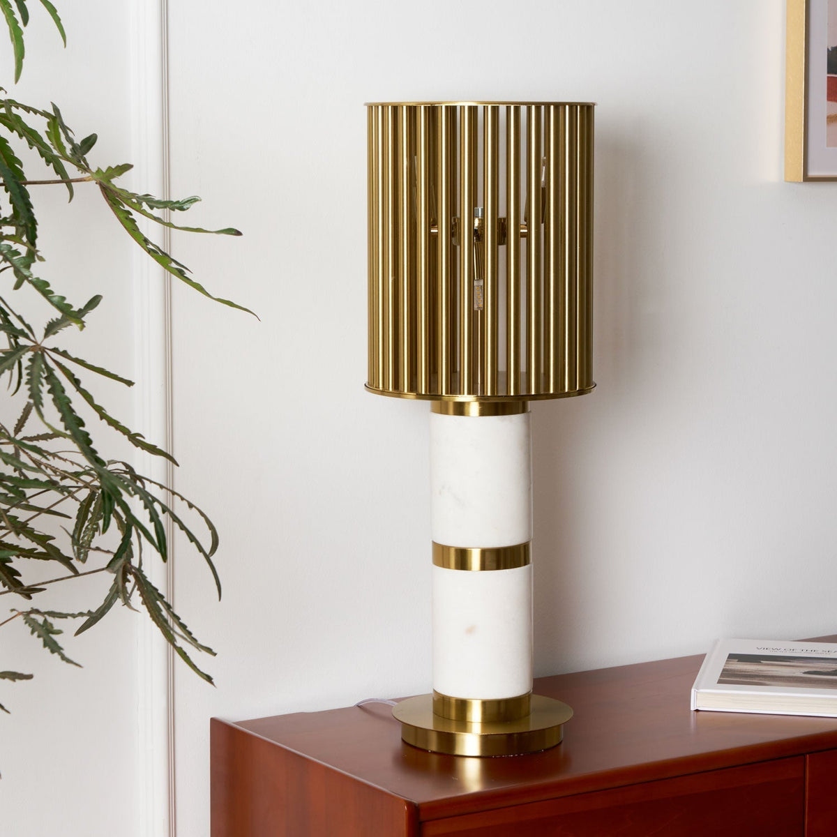 Elios Forgyldt bordlampe med burdesign