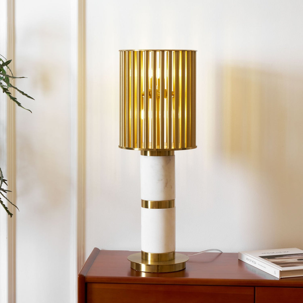 Elios Forgyldt bordlampe med burdesign