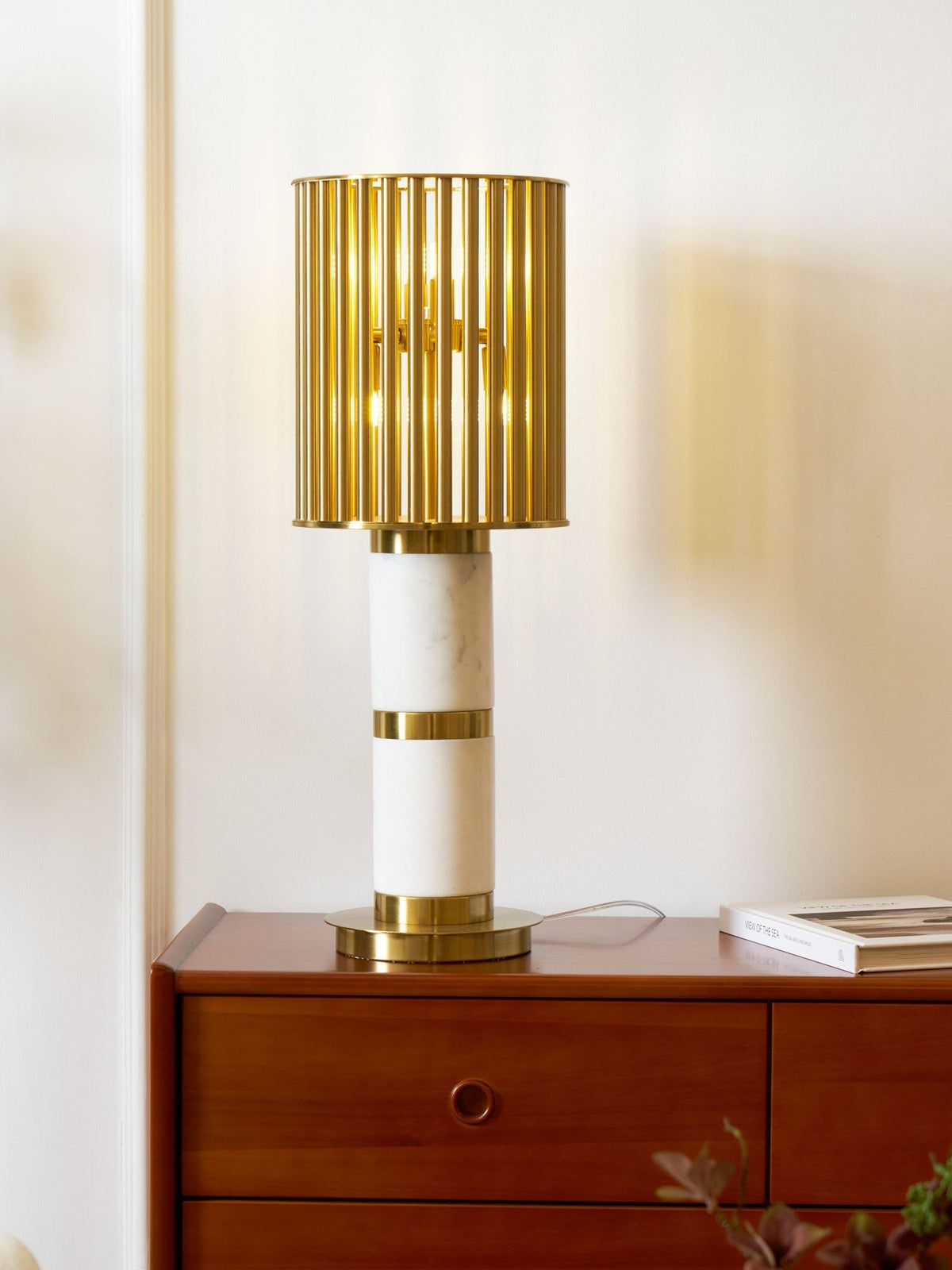 Elios Forgyldt bordlampe med burdesign