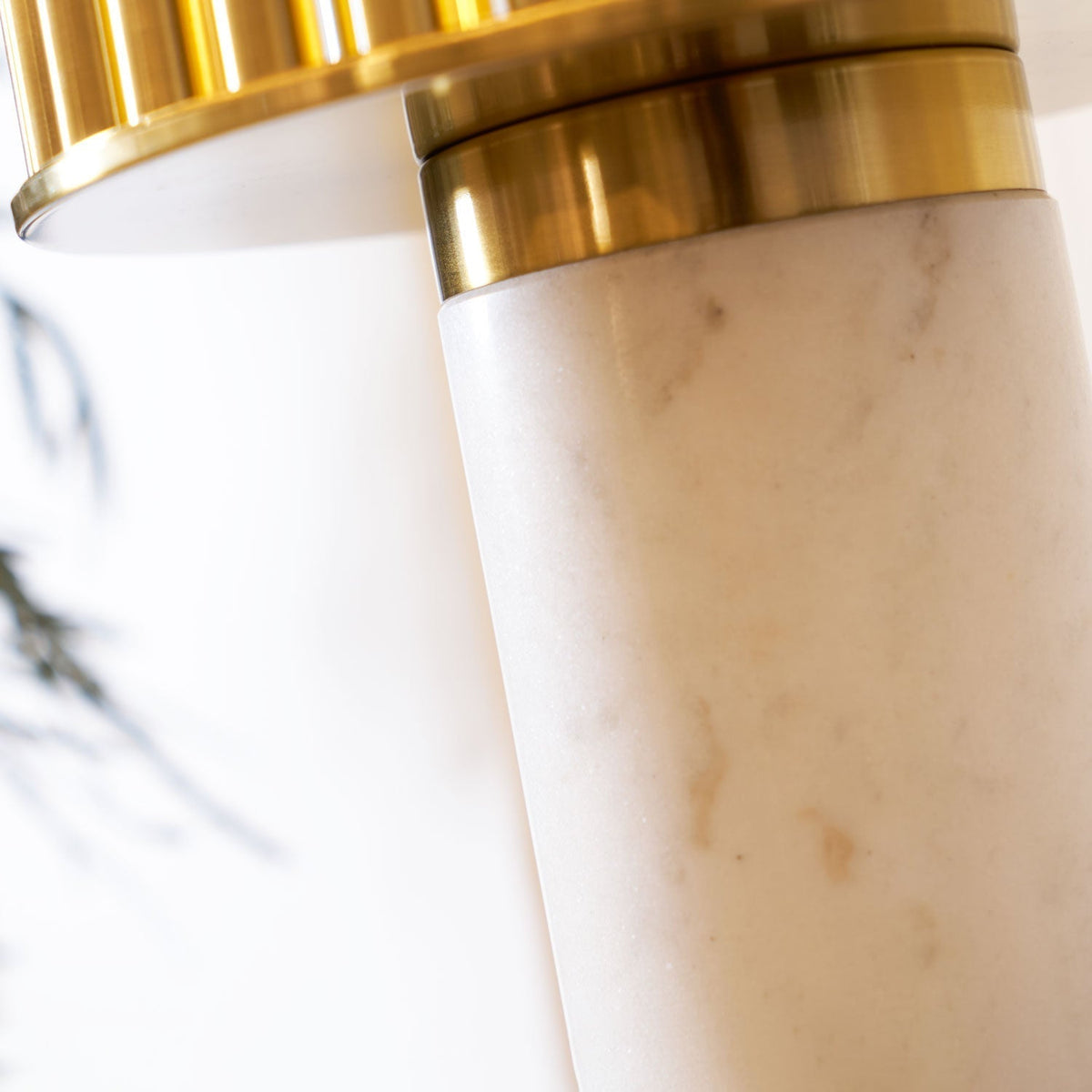 Elios Forgyldt bordlampe med burdesign