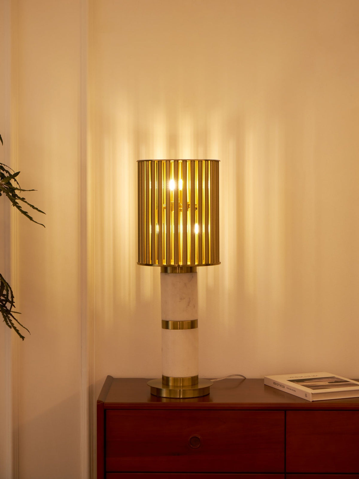 Elios Forgyldt bordlampe med burdesign