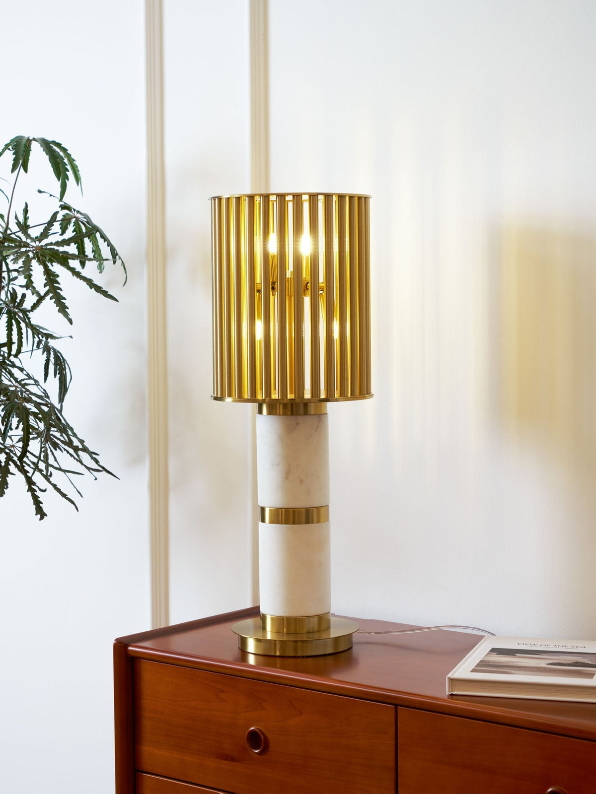 Elios Forgyldt bordlampe med burdesign