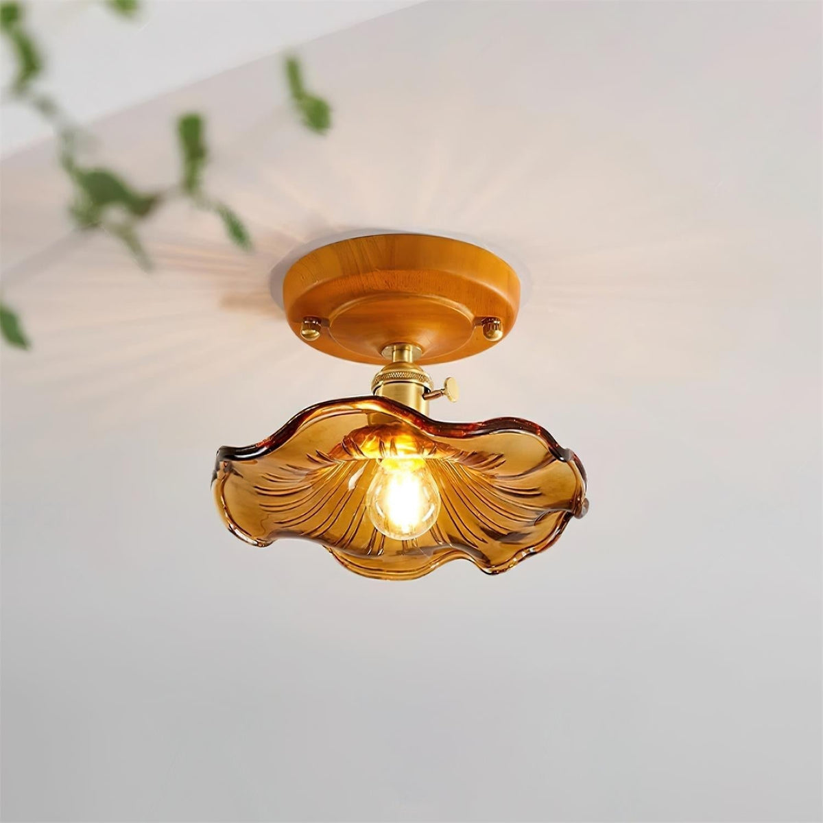 Loftlampe med baldakin i træ og skærm i messing og glas, vintageblomster, landlig stil