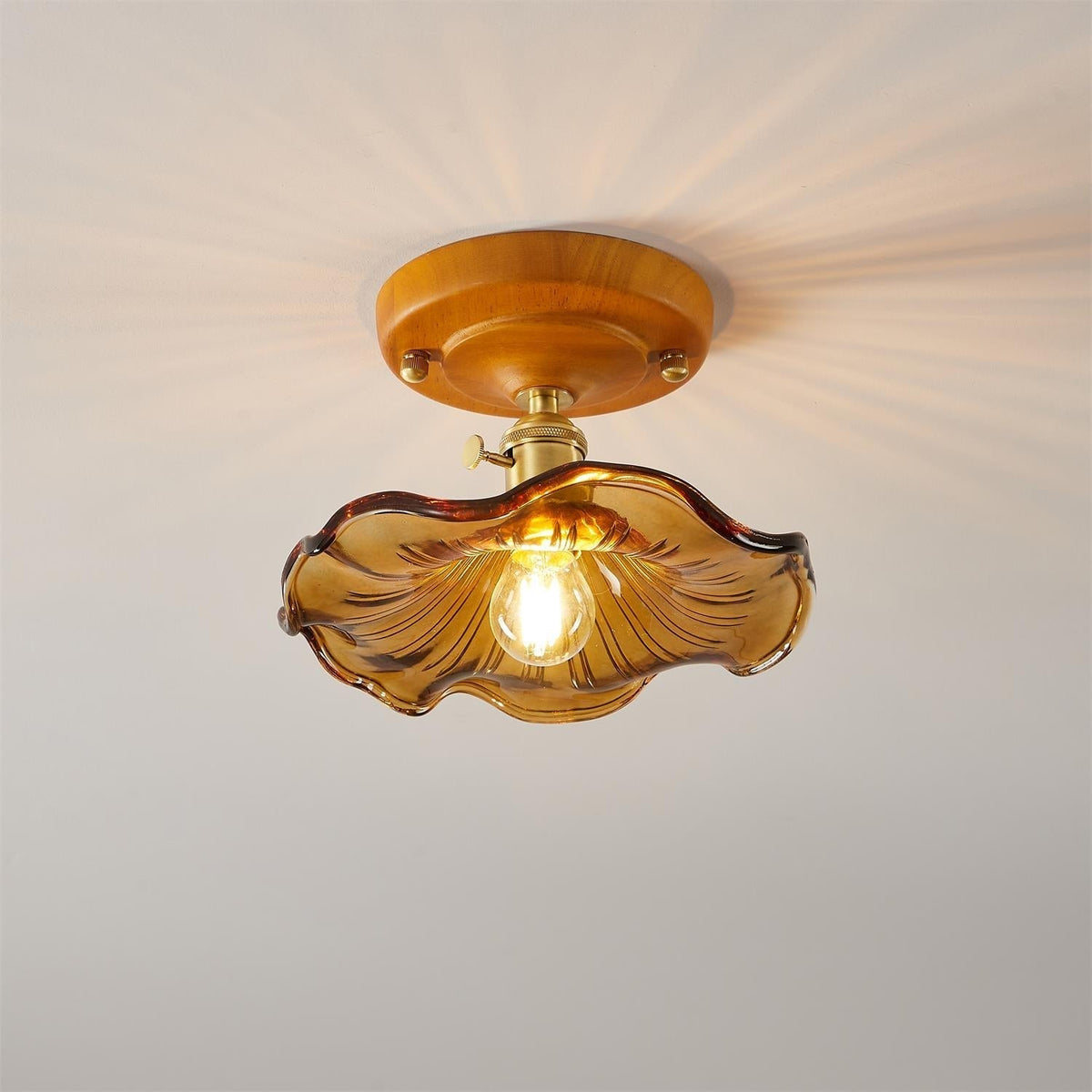 Loftlampe med baldakin i træ og skærm i messing og glas, vintageblomster, landlig stil