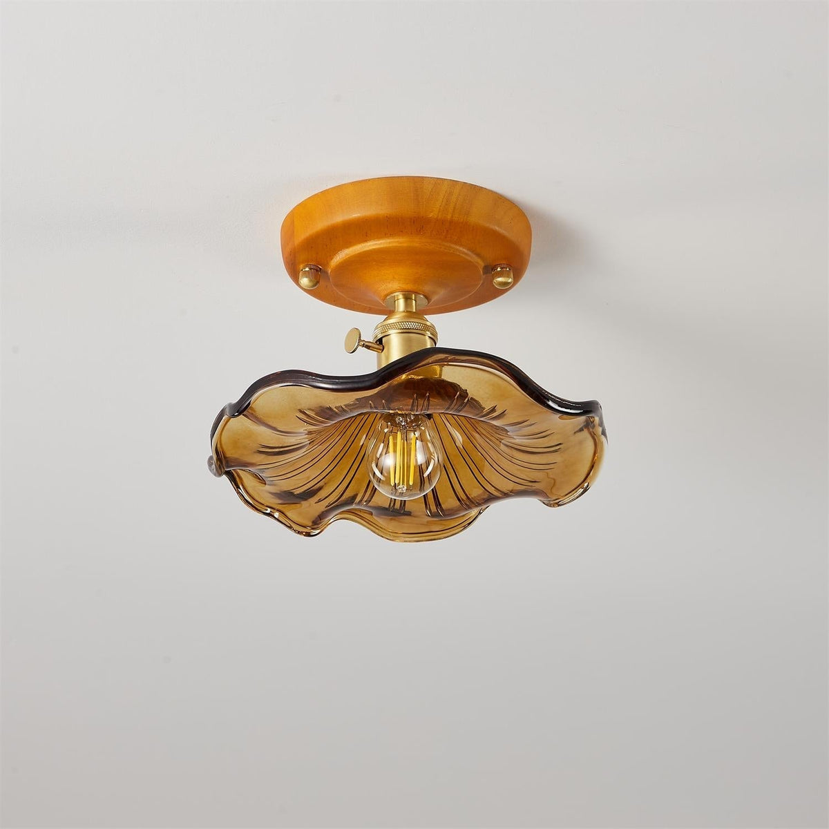 Loftlampe med baldakin i træ og skærm i messing og glas, vintageblomster, landlig stil