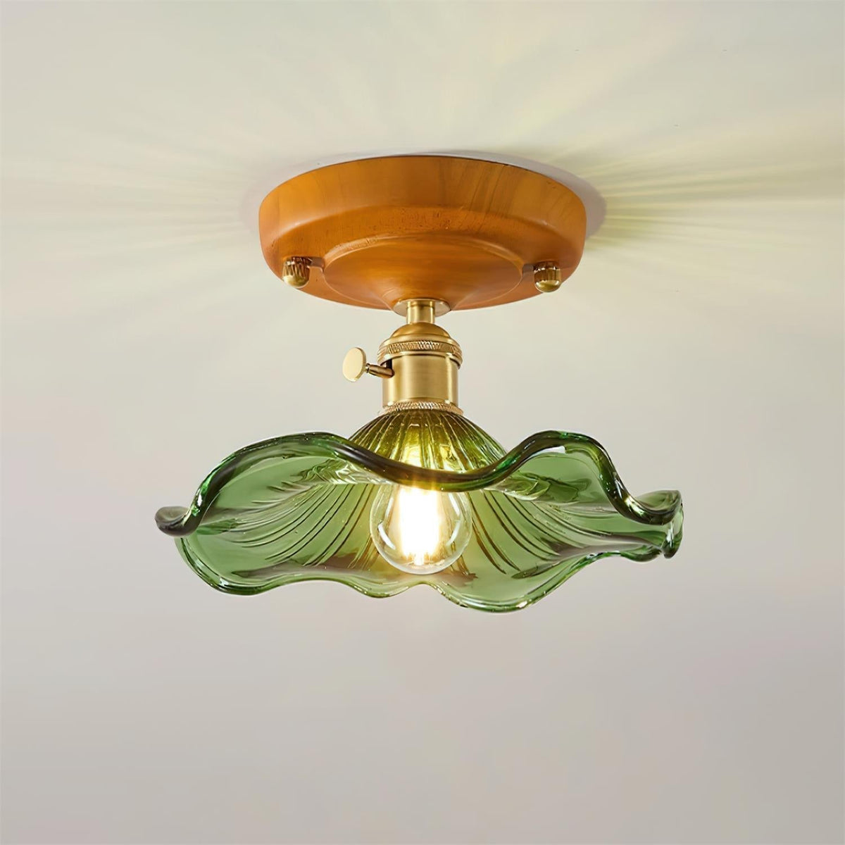 Loftlampe med baldakin i træ og skærm i messing og glas, vintageblomster, landlig stil