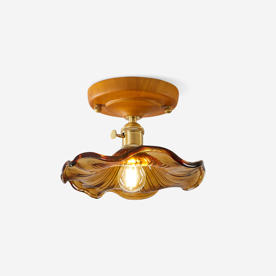 Loftlampe med baldakin i træ og skærm i messing og glas, vintageblomster, landlig stil