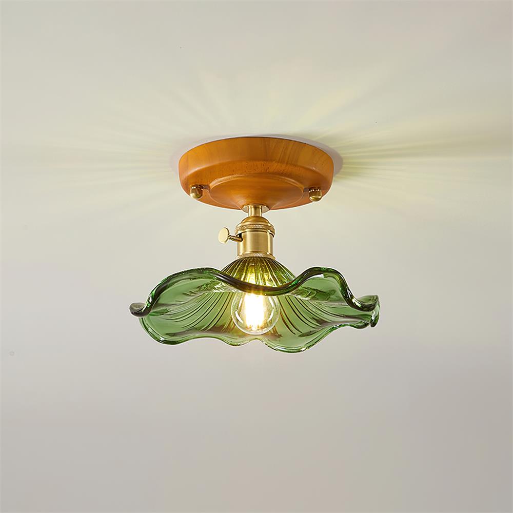 Loftlampe med baldakin i træ og skærm i messing og glas, vintageblomster, landlig stil