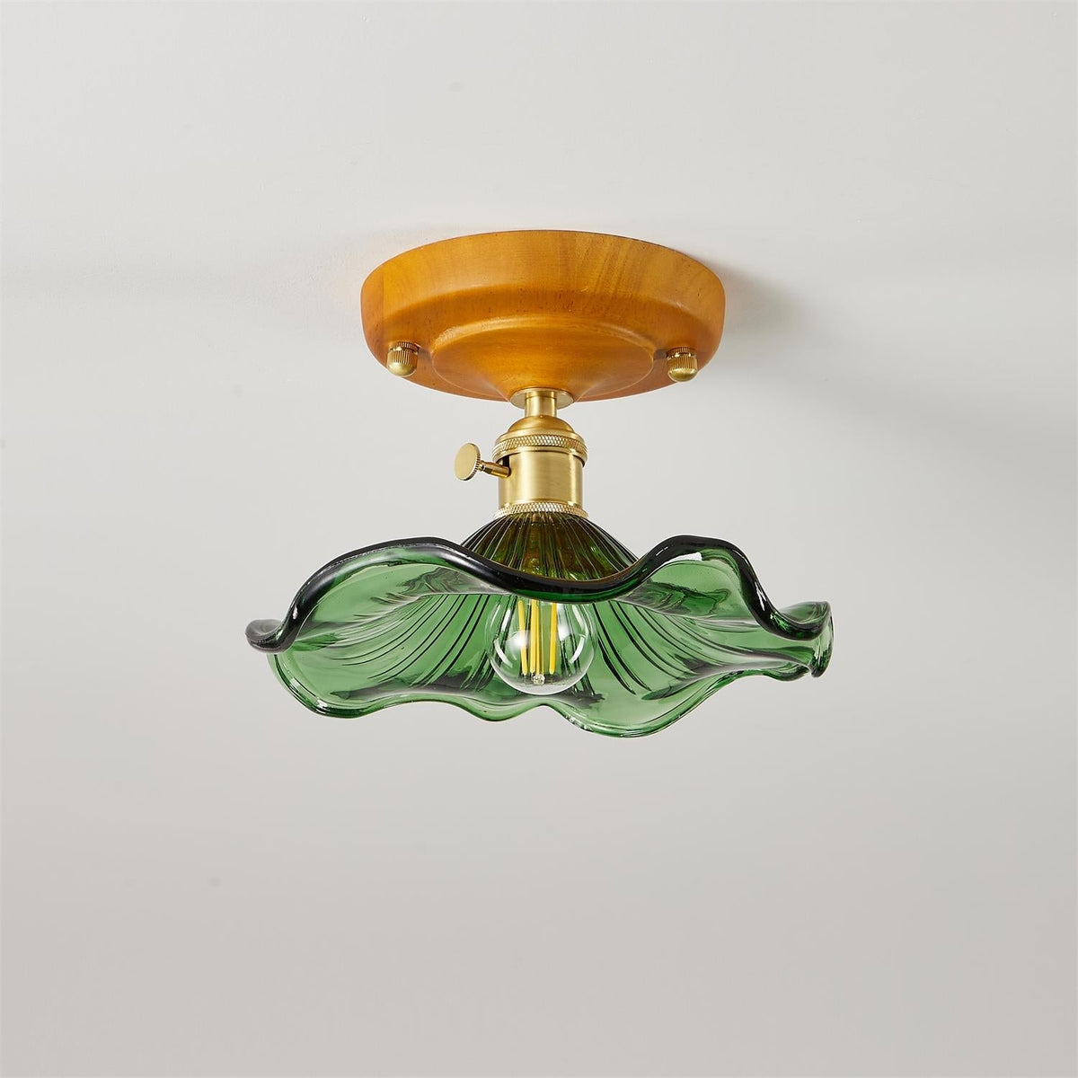 Loftlampe med baldakin i træ og skærm i messing og glas, vintageblomster, landlig stil