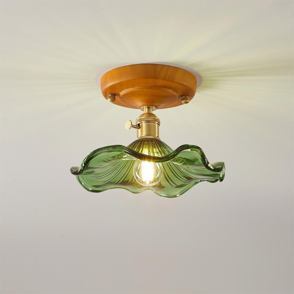Loftlampe med baldakin i træ og skærm i messing og glas, vintageblomster, landlig stil