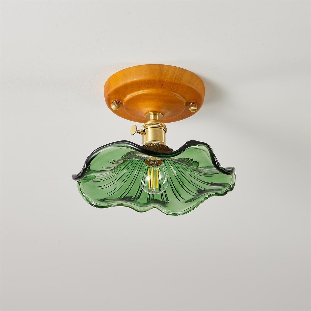 Loftlampe med baldakin i træ og skærm i messing og glas, vintageblomster, landlig stil