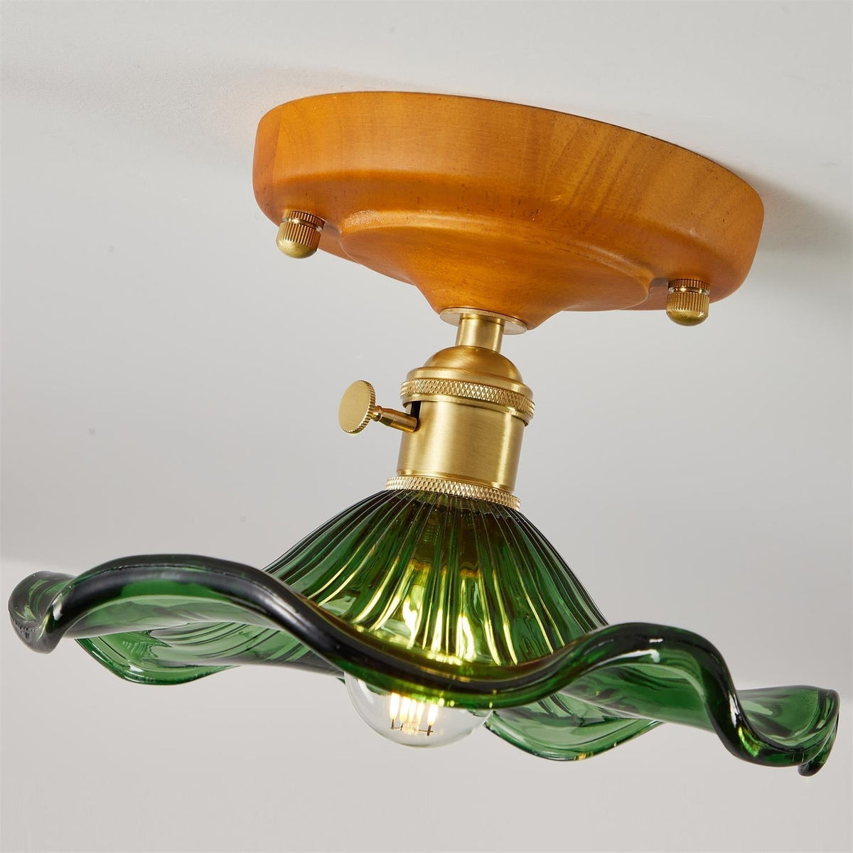 Loftlampe med baldakin i træ og skærm i messing og glas, vintageblomster, landlig stil