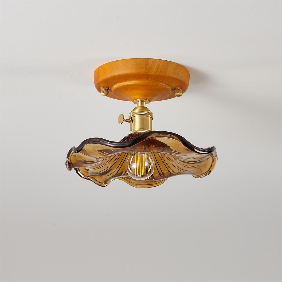 Loftlampe med baldakin i træ og skærm i messing og glas, vintageblomster, landlig stil