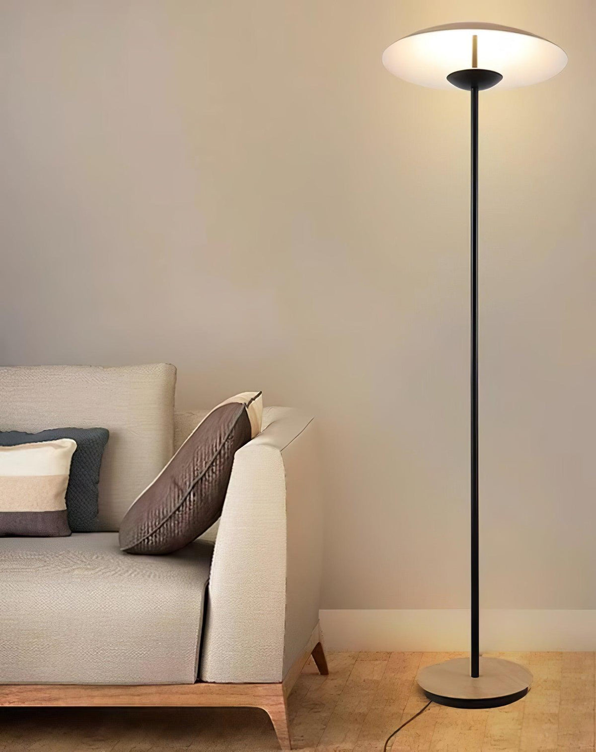 Ferinira minimalistisk golvlampa i aluminium