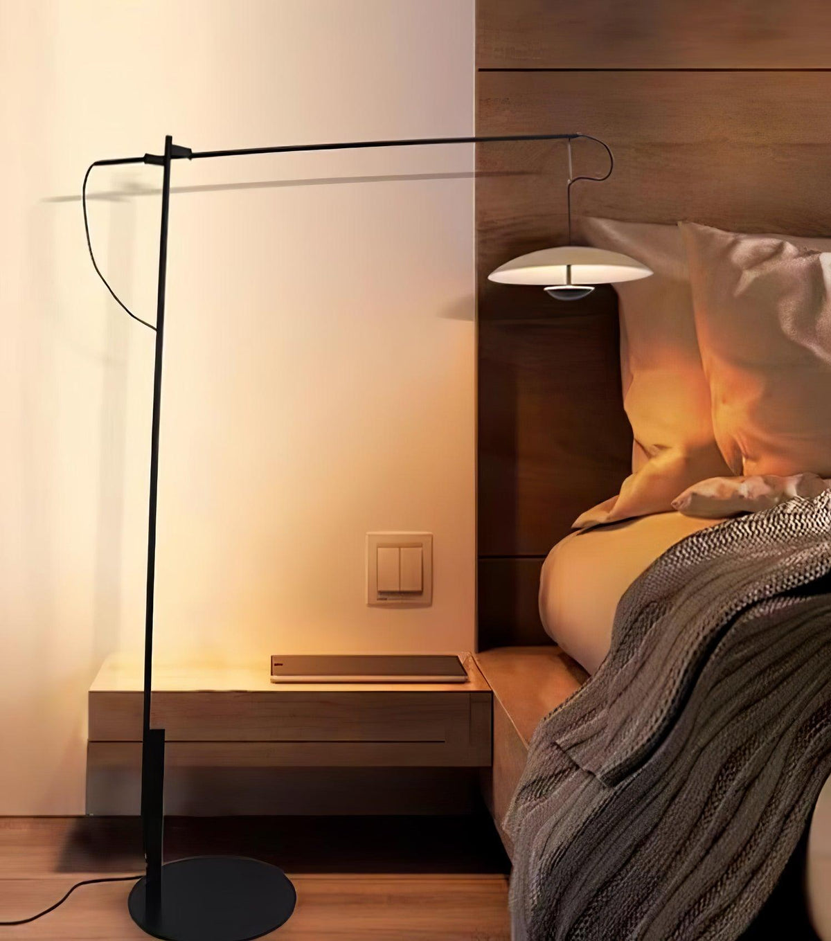 Ferinira minimalistisk golvlampa i aluminium