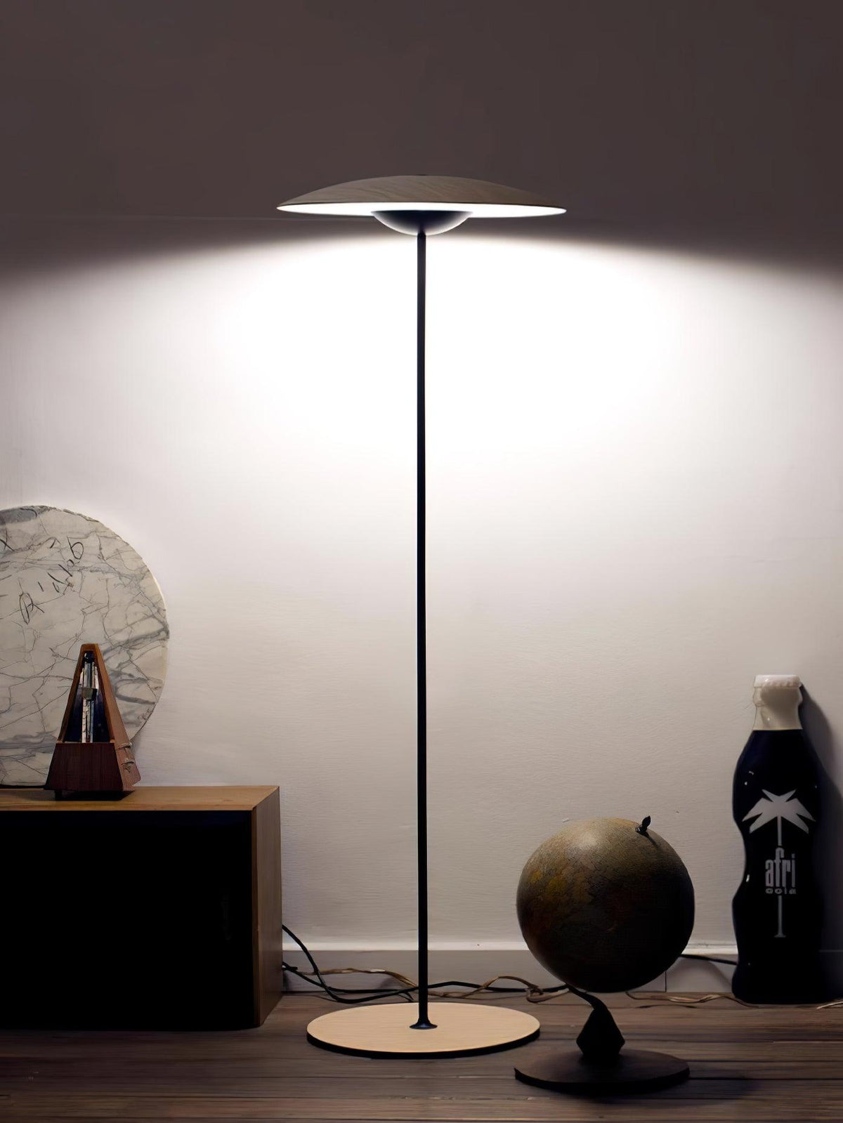 Ferinira minimalistisk golvlampa i aluminium
