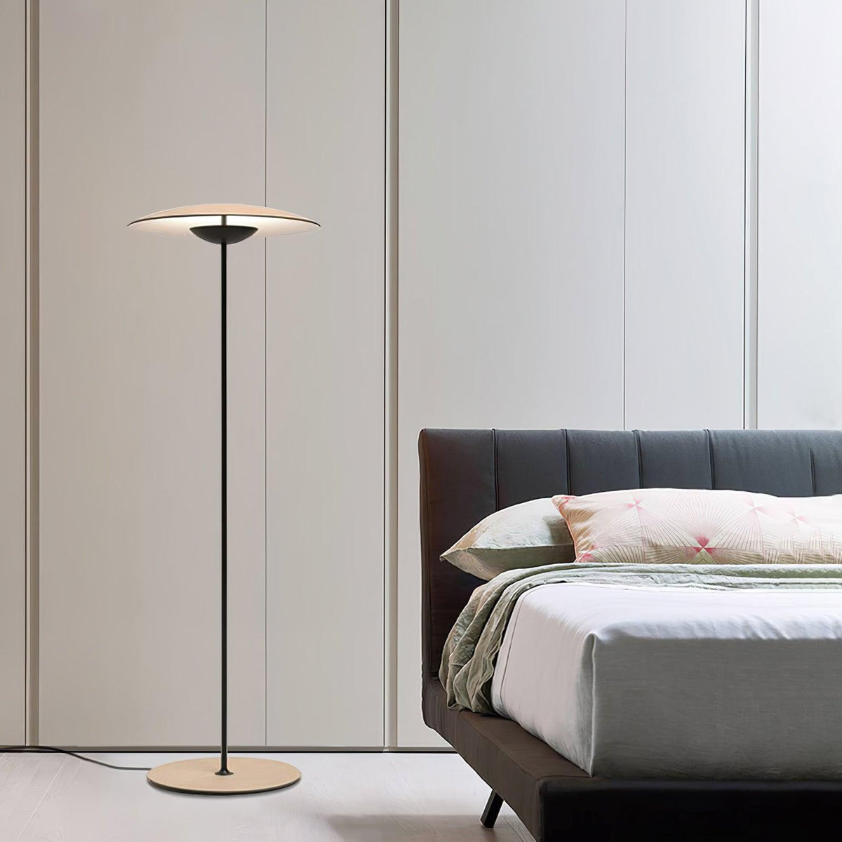 Ferinira minimalistisk golvlampa i aluminium