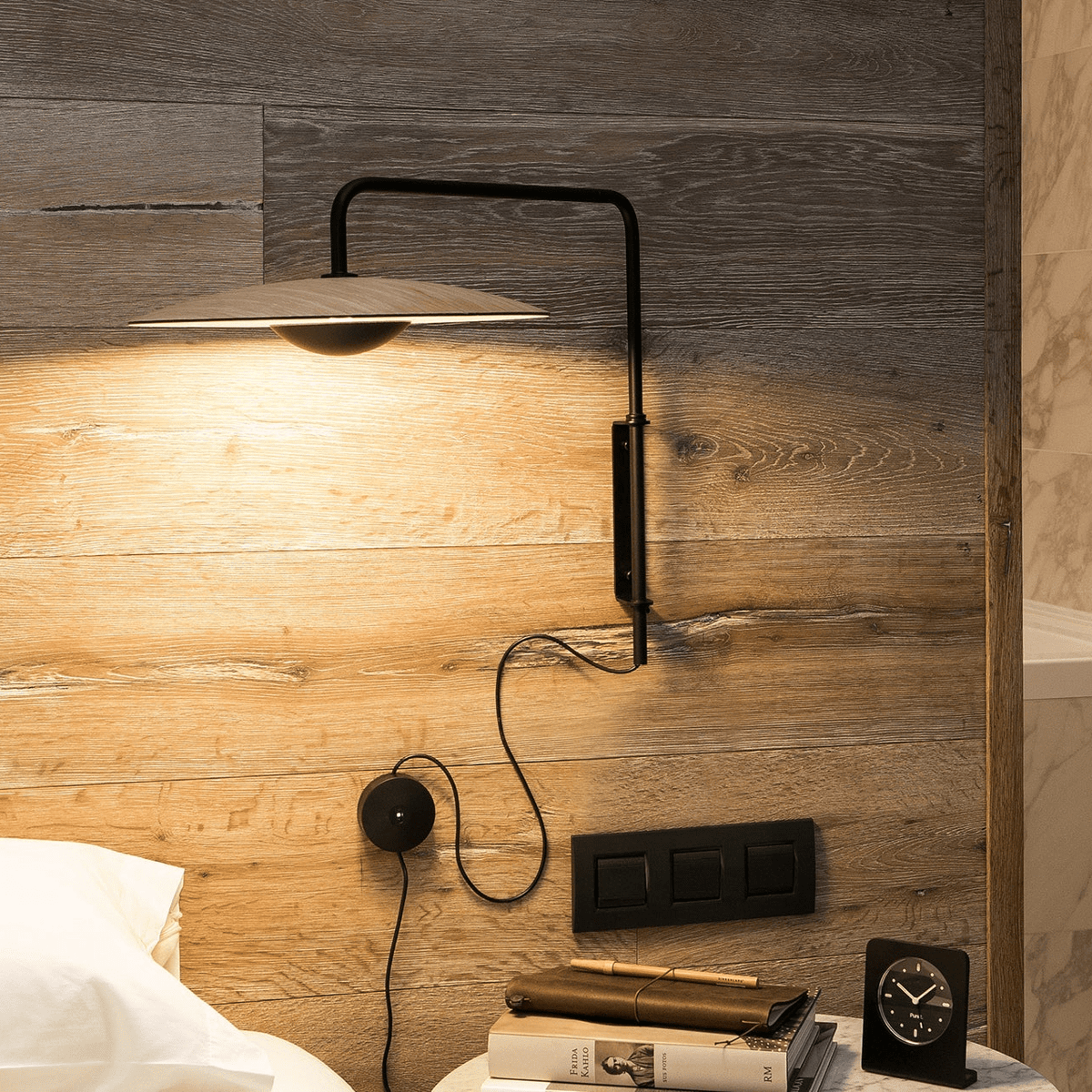 Abnormal klassisk modern minimalistisk vägglampa med stickkontakt