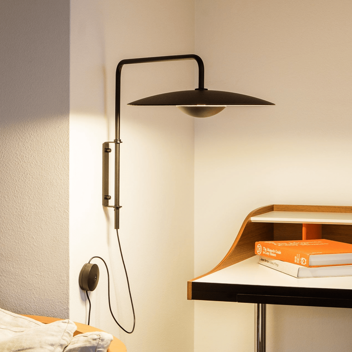 Abnormal klassisk modern minimalistisk vägglampa med stickkontakt