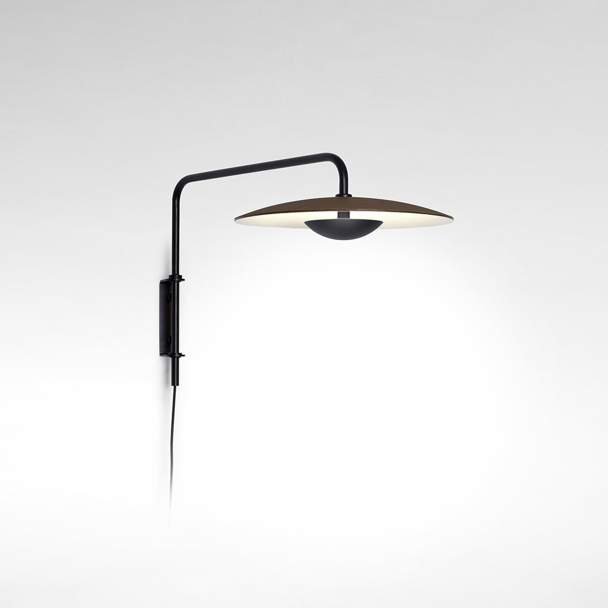 Abnormal klassisk modern minimalistisk vägglampa med stickkontakt