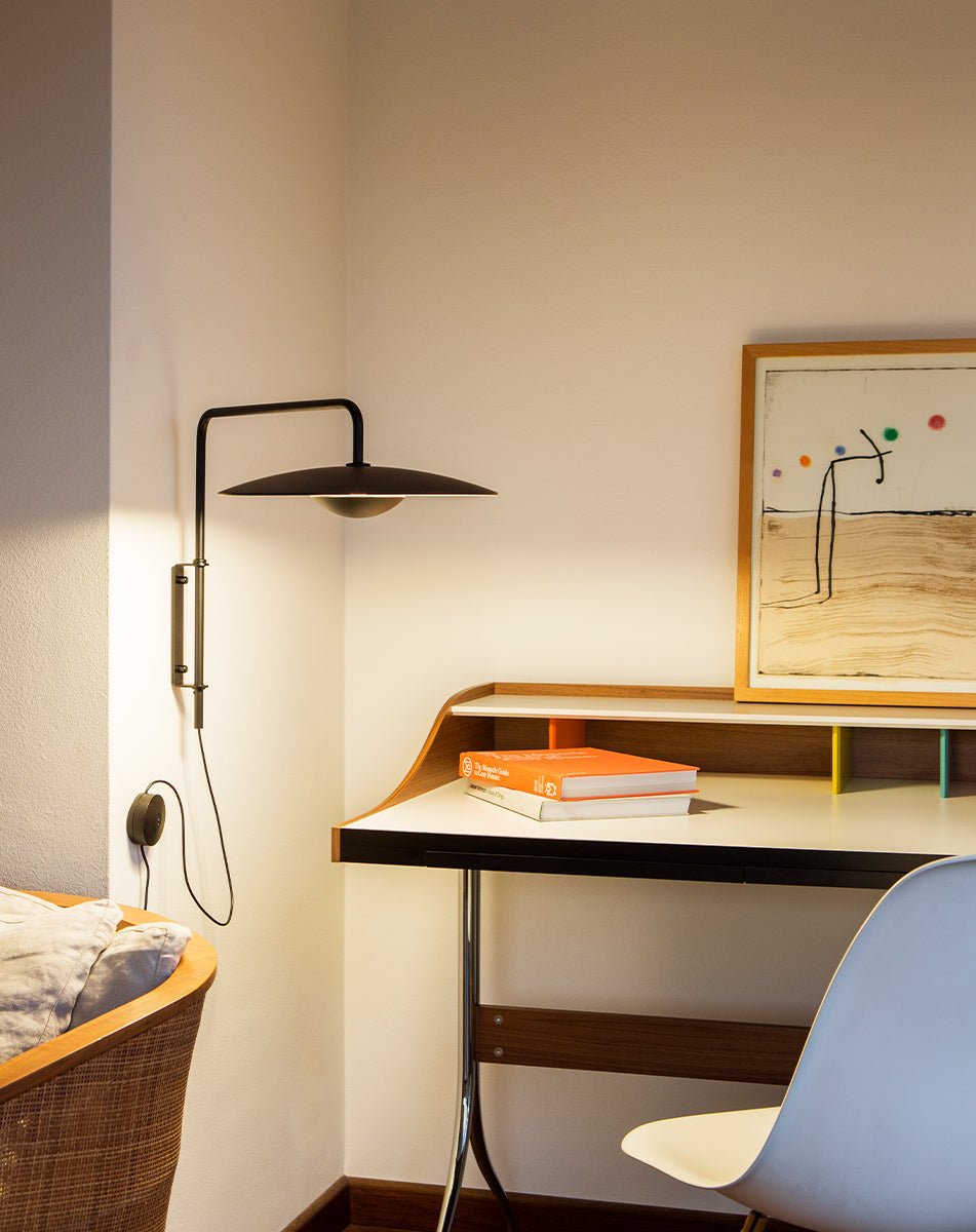 Abnormal klassisk modern minimalistisk vägglampa med stickkontakt