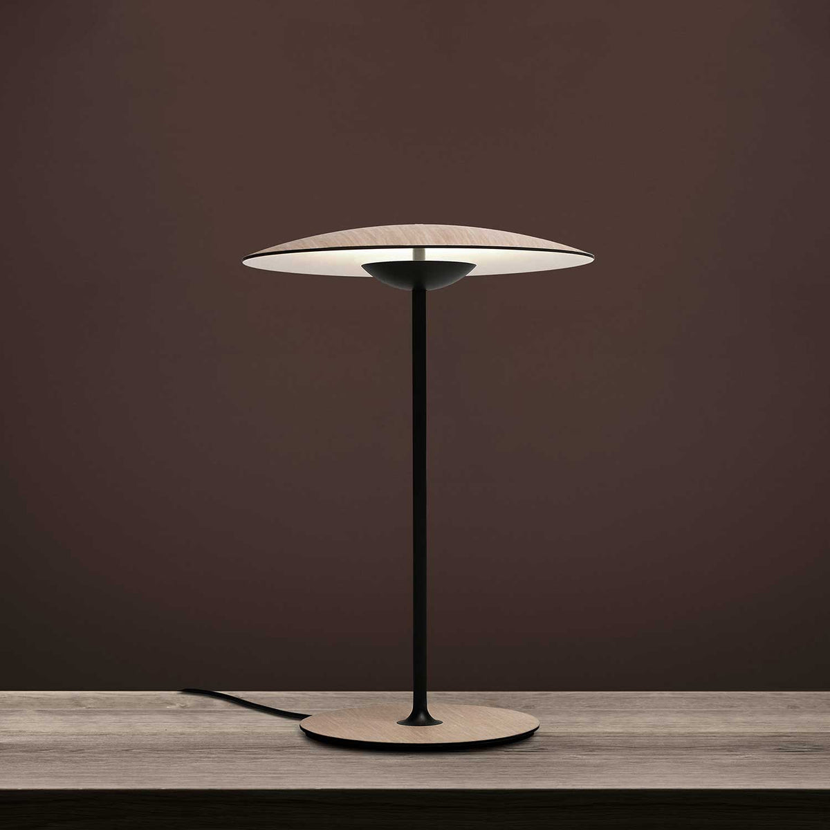 Candeeiro de mesa Elaarelia fino e minimalista