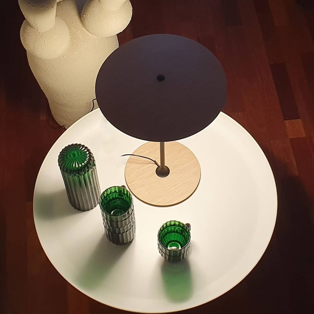 Candeeiro de mesa Elaarelia fino e minimalista