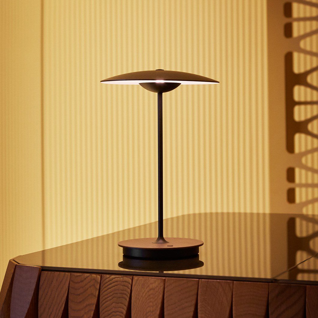 Candeeiro de mesa Elaarelia fino e minimalista