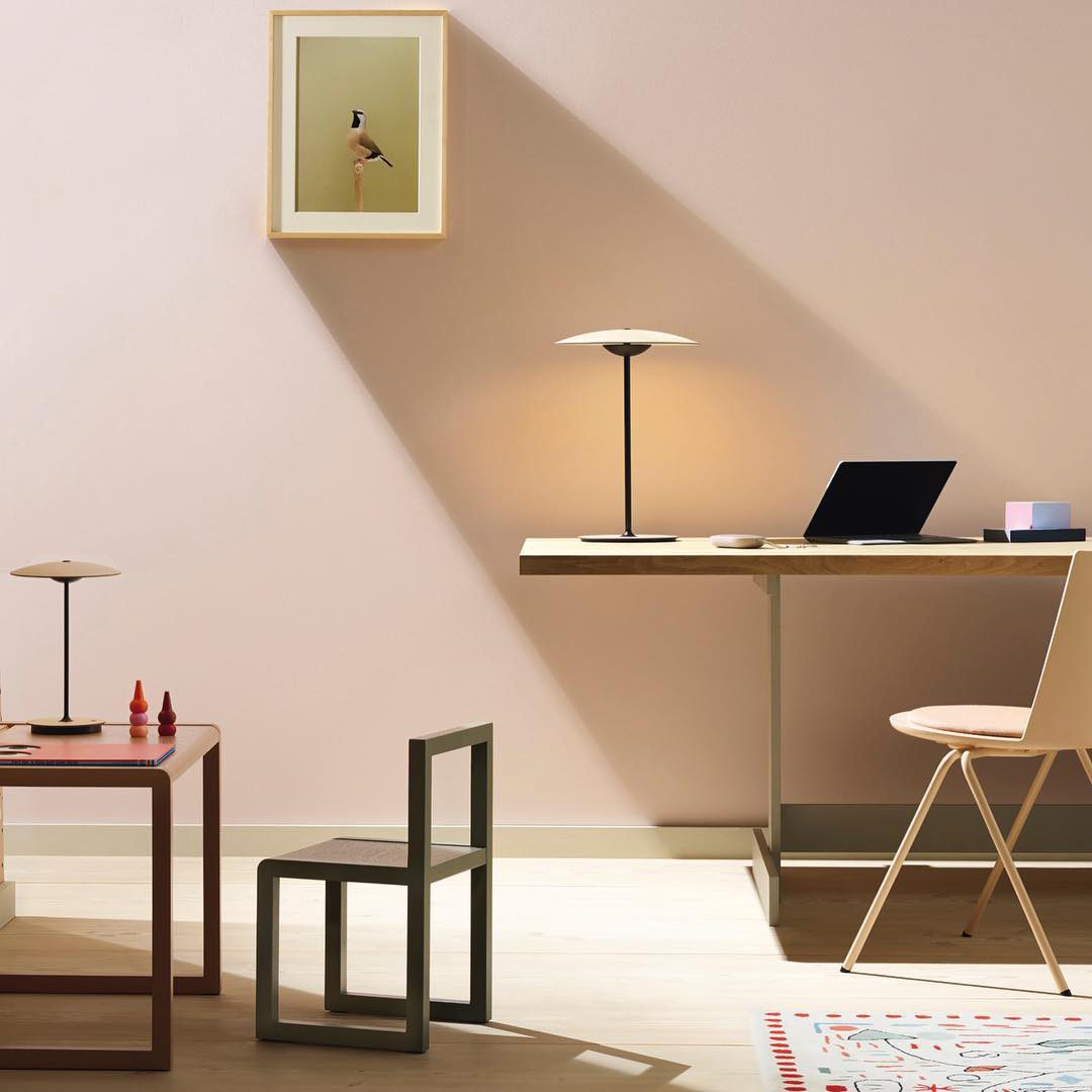 Candeeiro de mesa Elaarelia fino e minimalista
