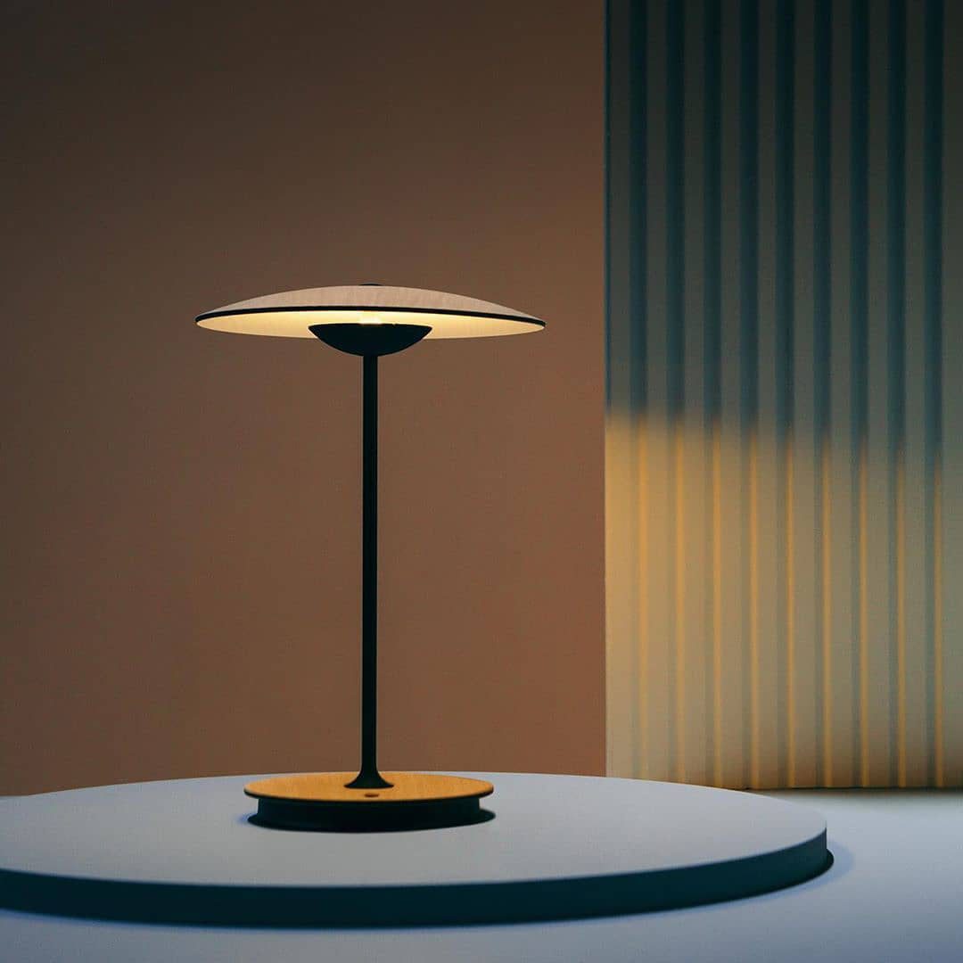 Candeeiro de mesa Elaarelia fino e minimalista