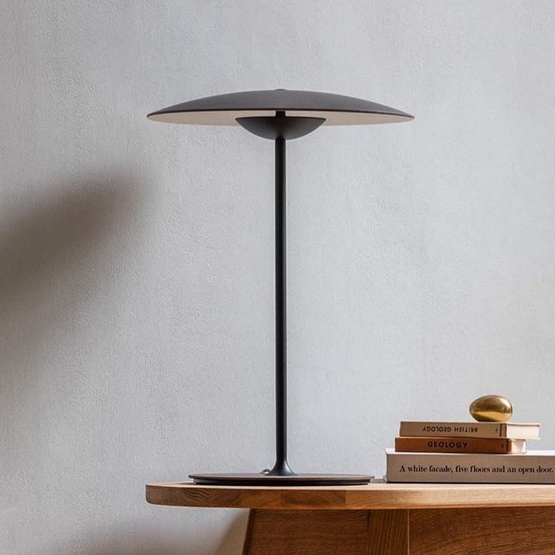 Candeeiro de mesa Elaarelia fino e minimalista