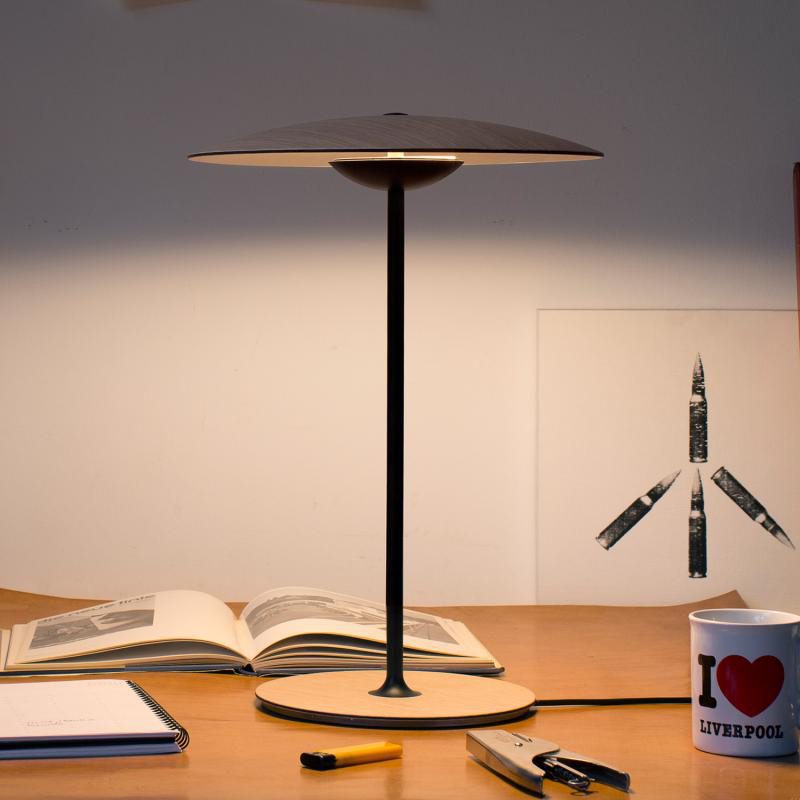 Candeeiro de mesa Elaarelia fino e minimalista
