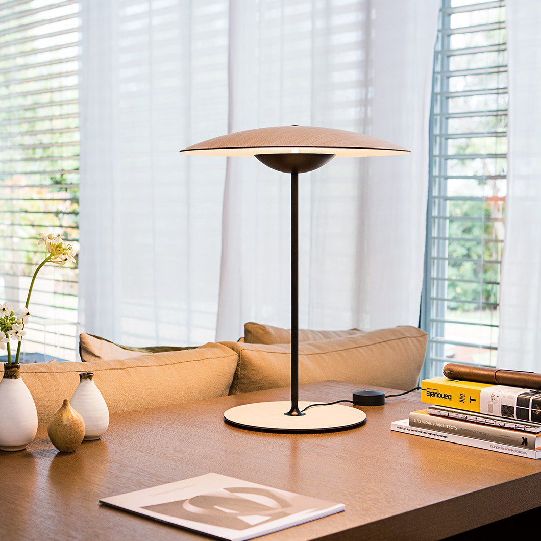Candeeiro de mesa Elaarelia fino e minimalista
