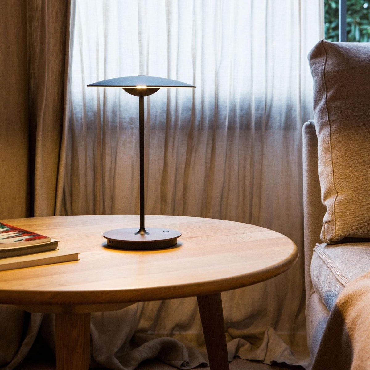 Candeeiro de mesa Elaarelia fino e minimalista