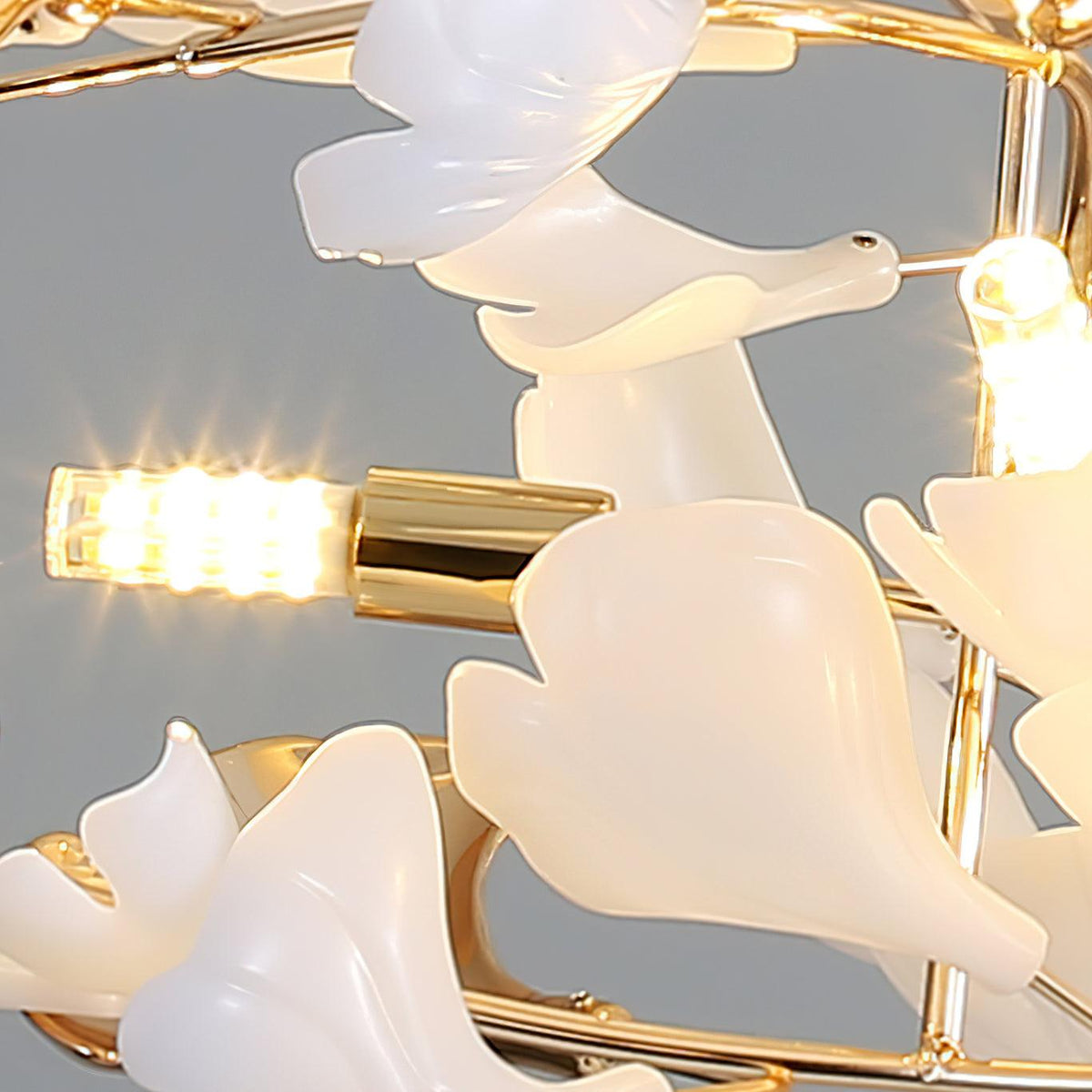 Candeeiro de teto elegante artístico Quiven, em cerâmica dourada com folha de ginkgo