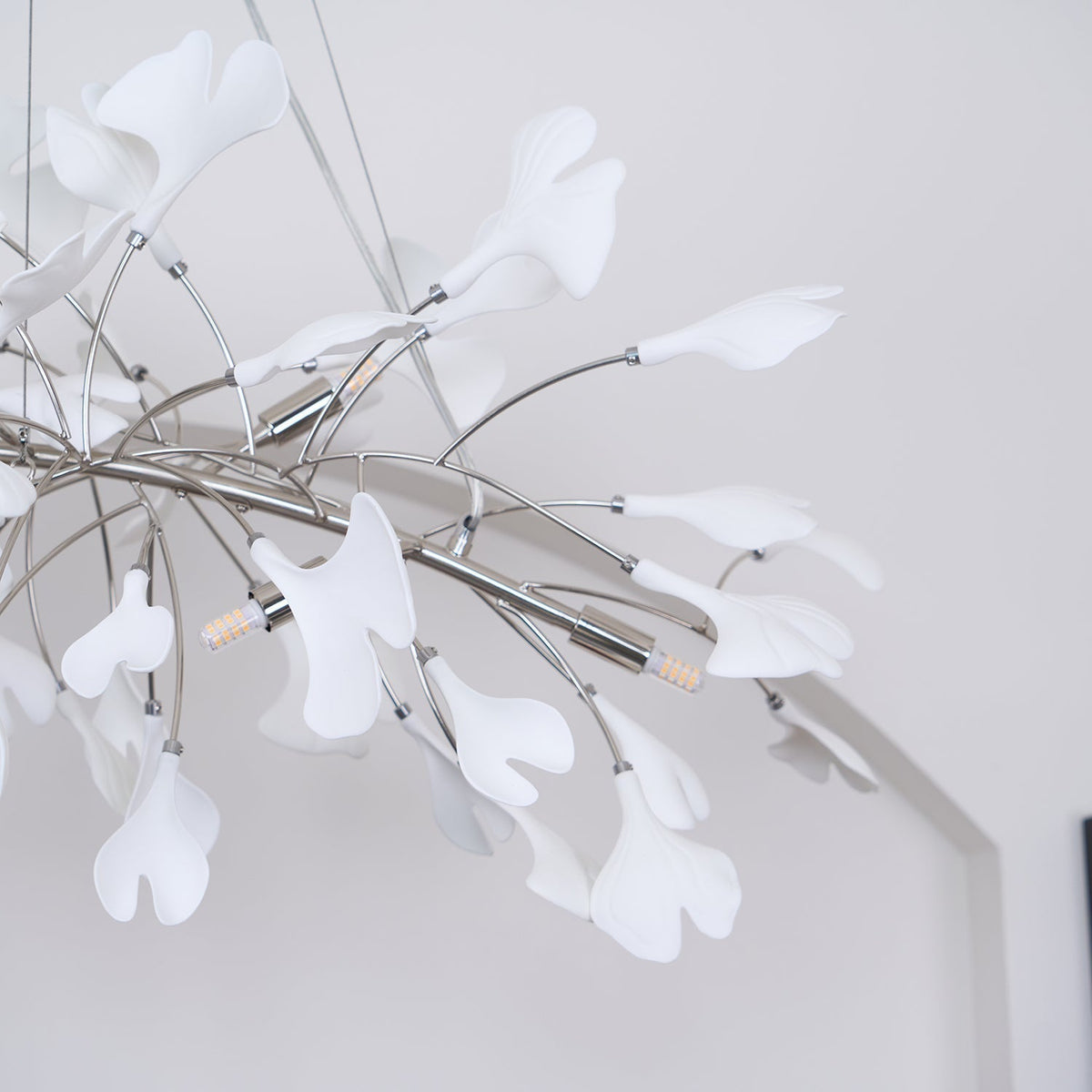 Aruxin art deco -tyylinen alaspäin kaartuva neidonhiuspuukattokruunu