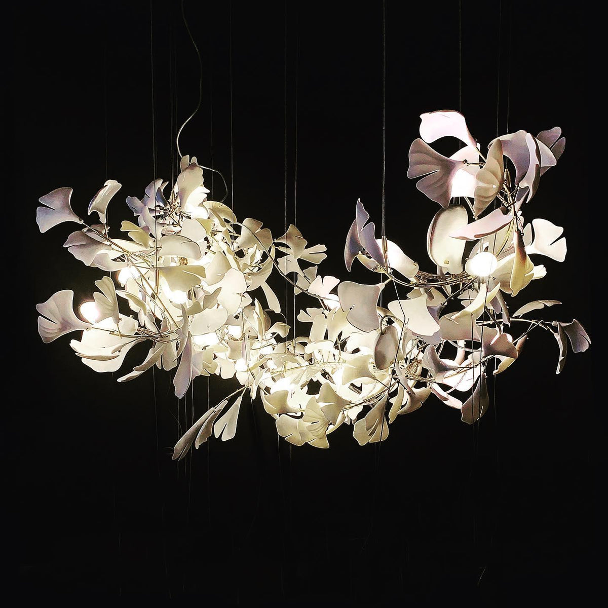 Candeeiro de teto Ceroraine Gingko A em porcelana, LED moderno