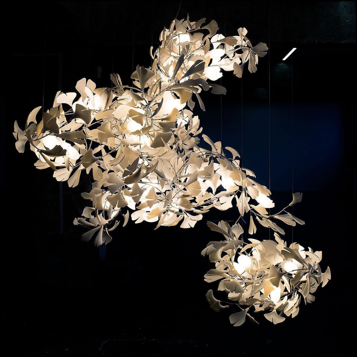 Candeeiro de teto Ceroraine Gingko A em porcelana, LED moderno