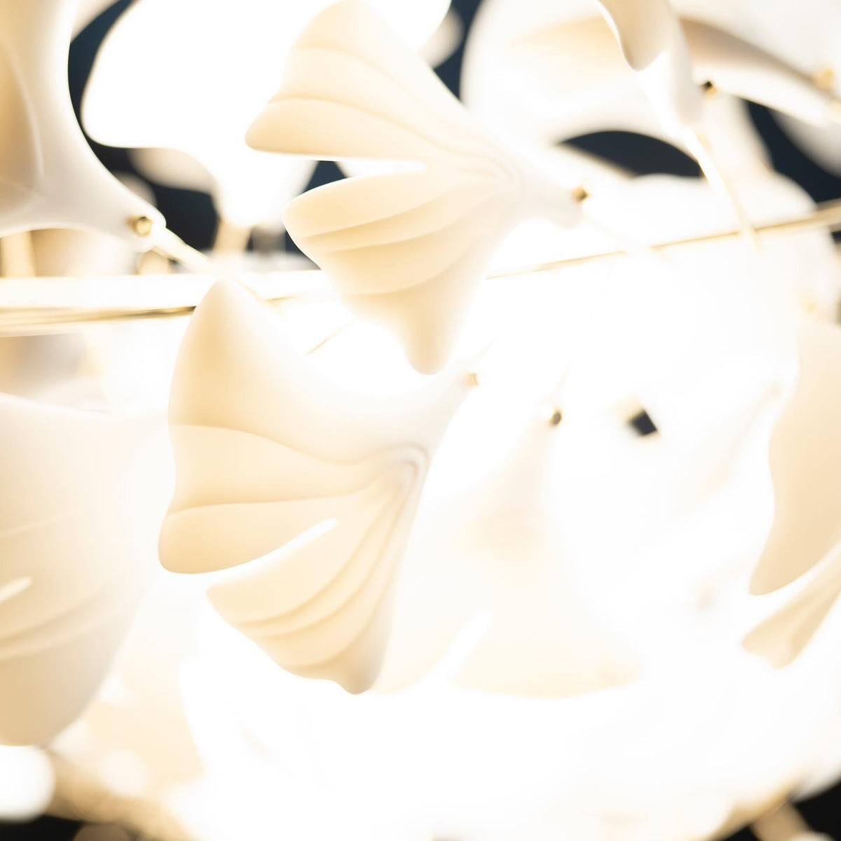 Candeeiro de teto Ceroraine Gingko A em porcelana, LED moderno