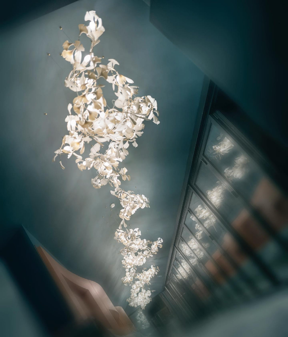 Candeeiro de teto Ceroraine Gingko A em porcelana, LED moderno