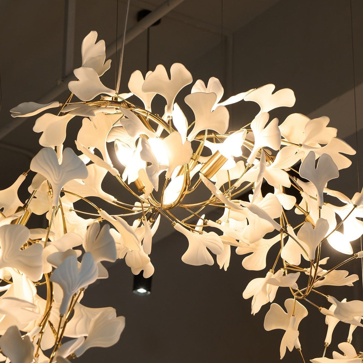 Ririxel hengilampi með ginkgo-keramíkublöðum í gulli