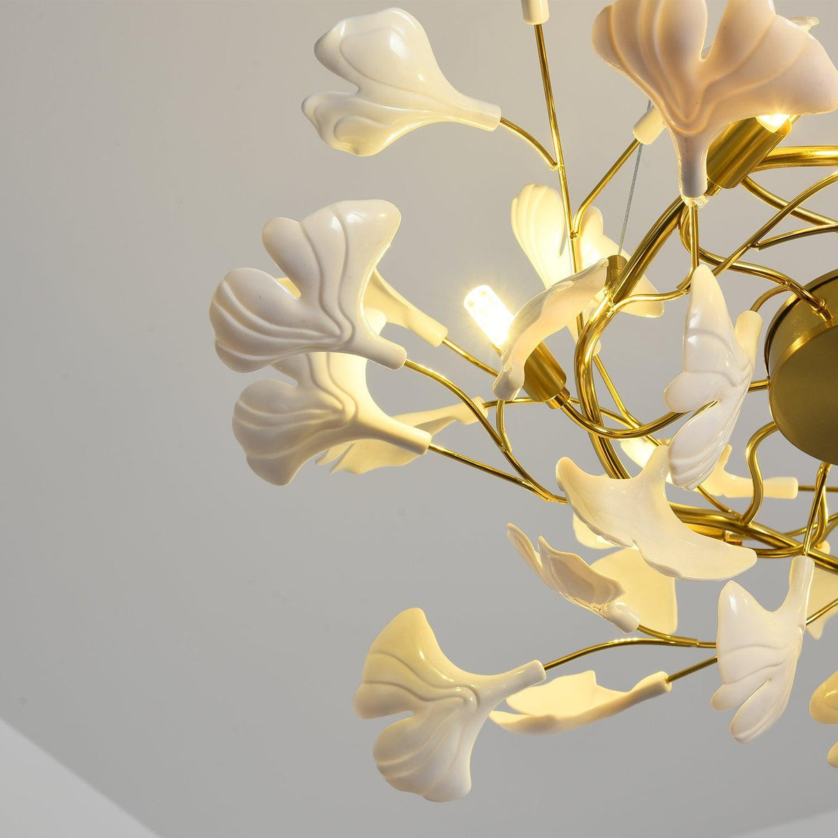 Auriora pendellampe med gingko-blade i keramisk guld