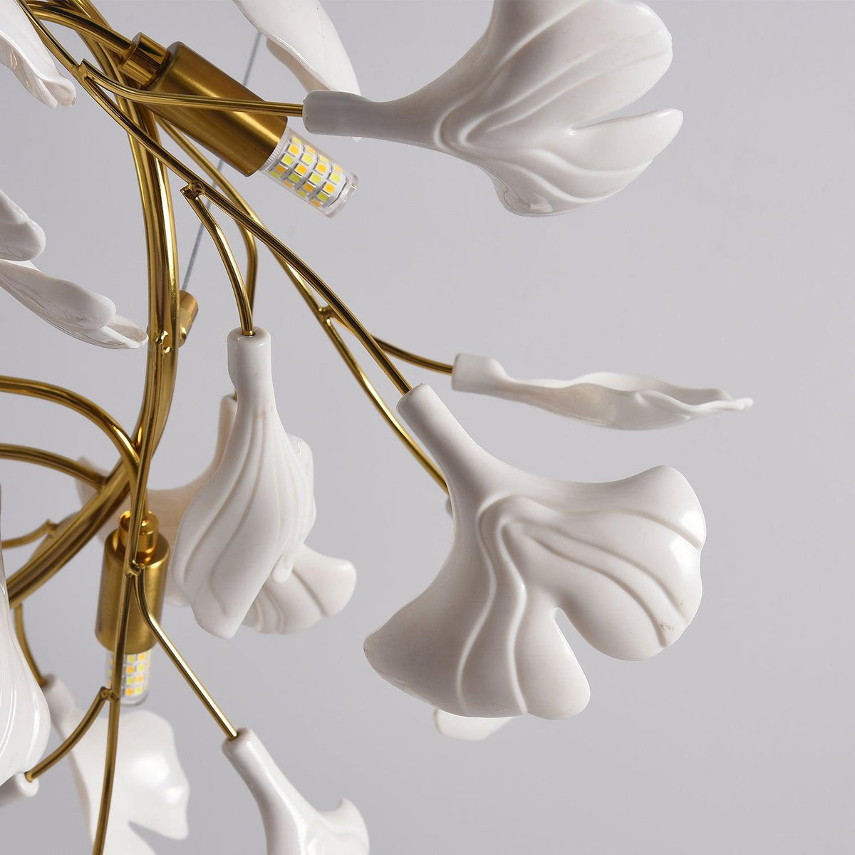 Auriora pendellampe med gingko-blade i keramisk guld