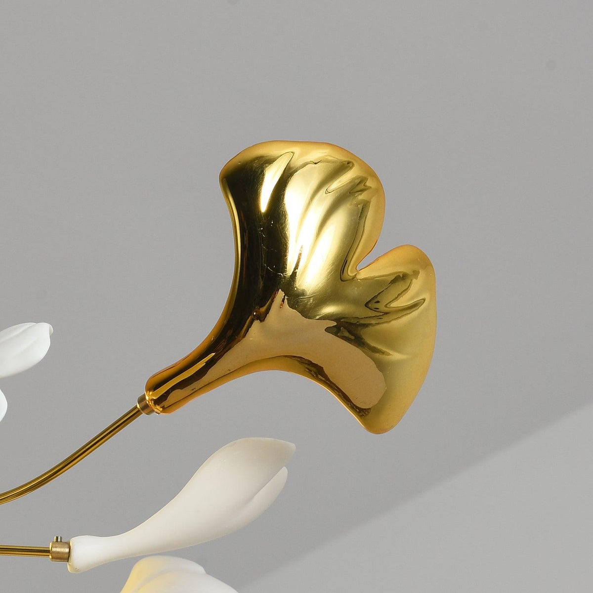 Auriora pendellampe med gingko-blade i keramisk guld