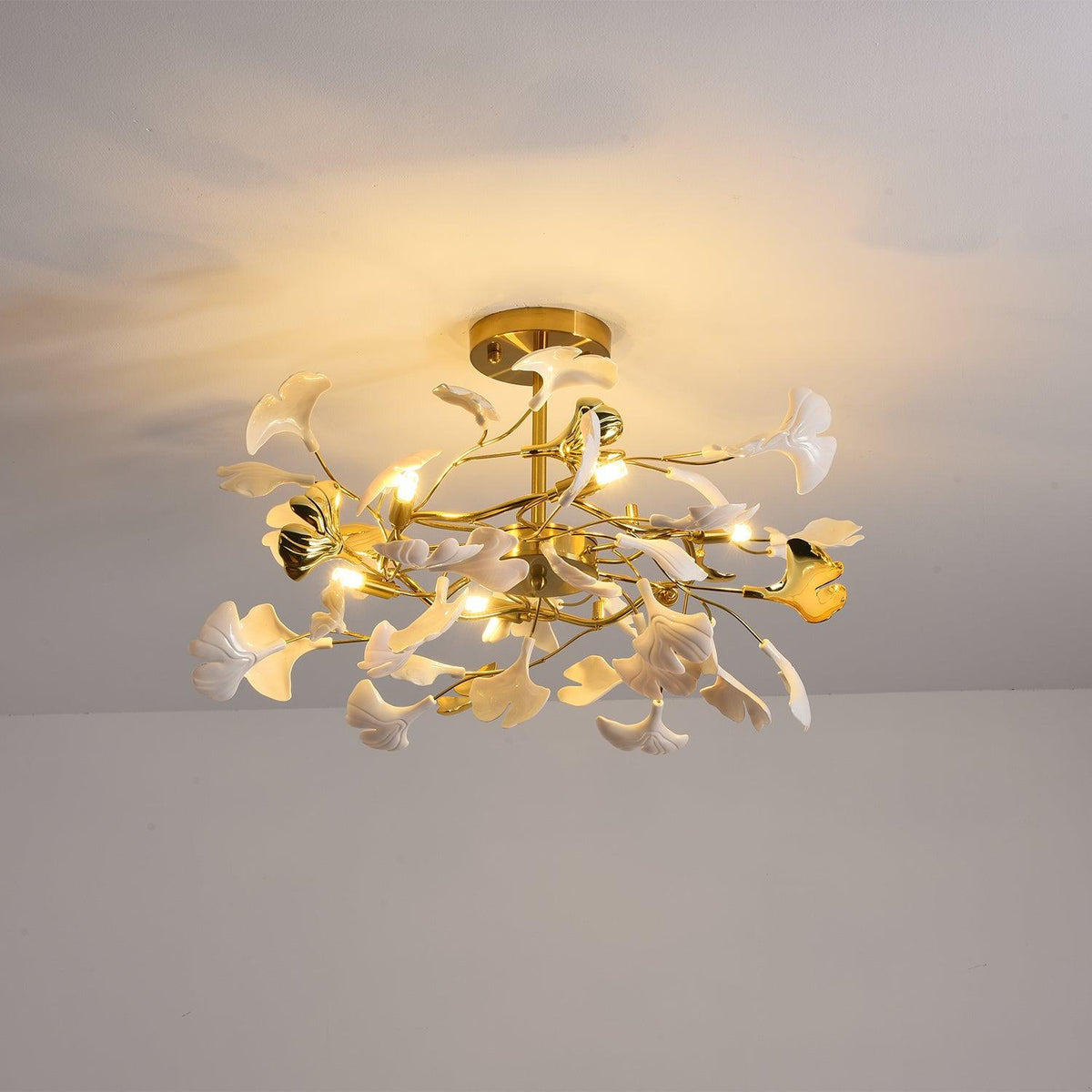 Auriora pendellampe med gingko-blade i keramisk guld