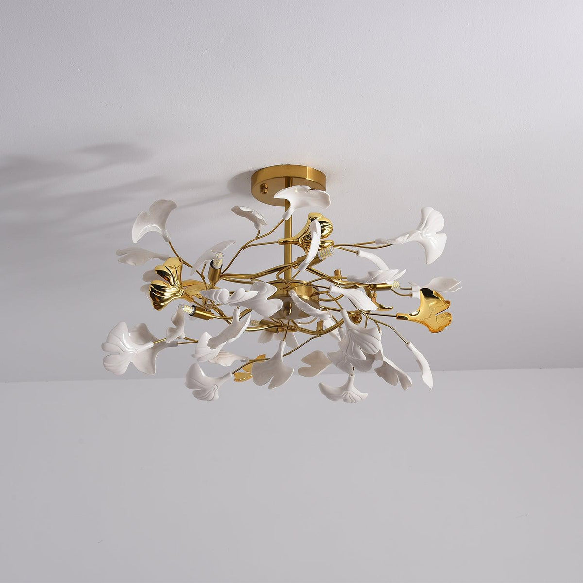 Auriora pendellampe med gingko-blade i keramisk guld